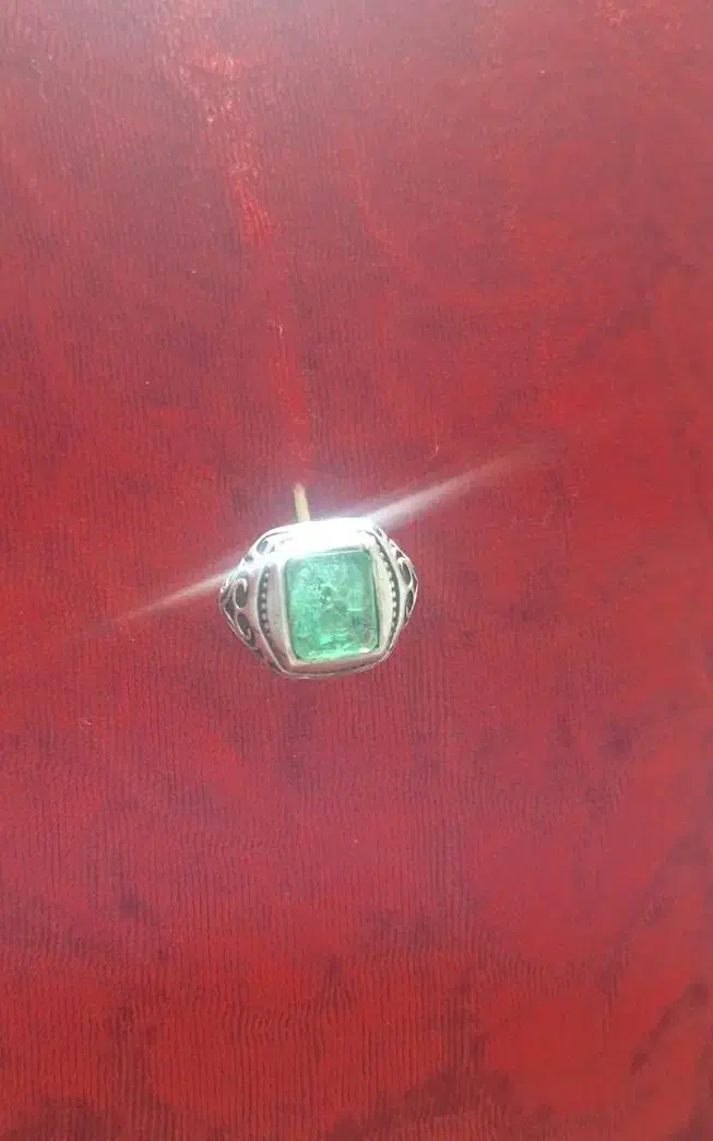 انگشتر زمرد با پایه نقره|جواهرات|جرقویه, |دیوار