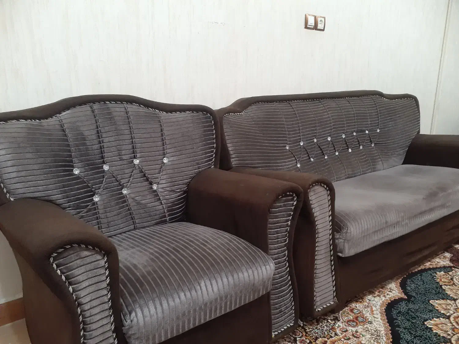 مبل راحتی ۷ نفره|مبلمان خانگی و میز عسلی|رشت, دخانیات|دیوار