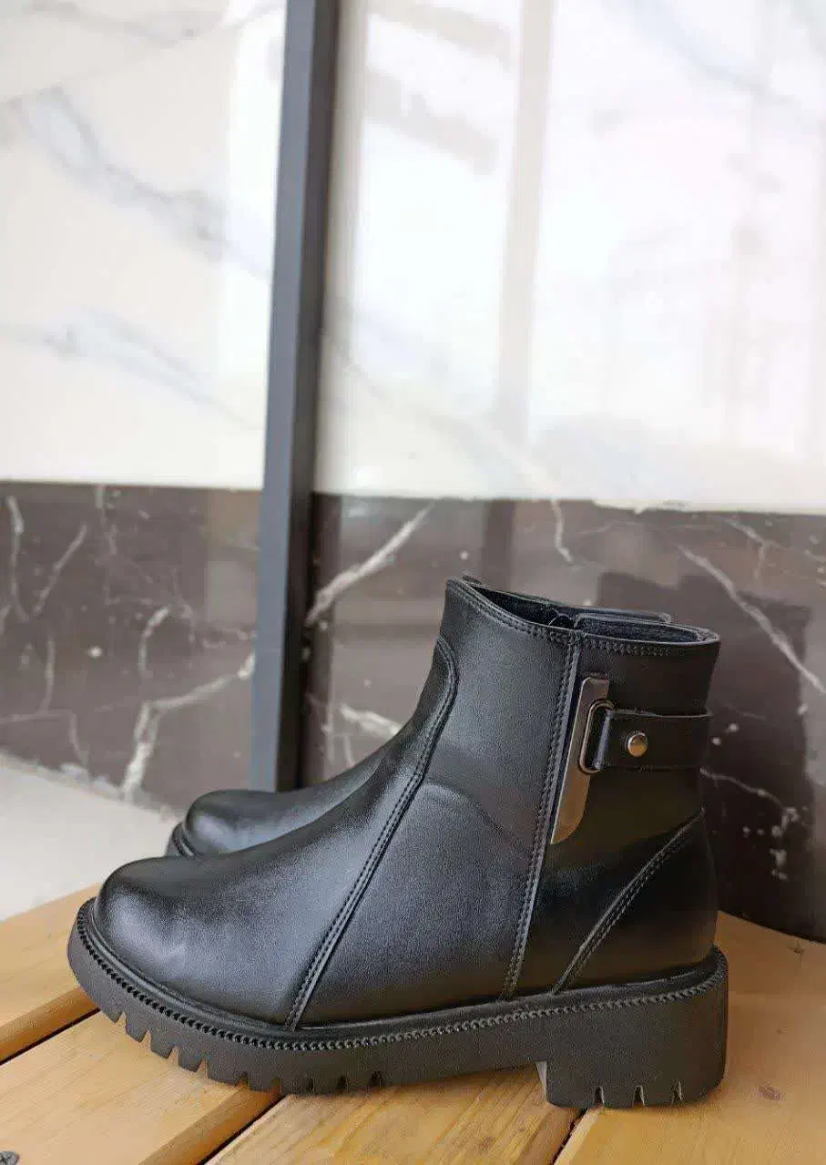 نیم بوت|کیف، کفش، کمربند|اصفهان, نقش جهان|دیوار