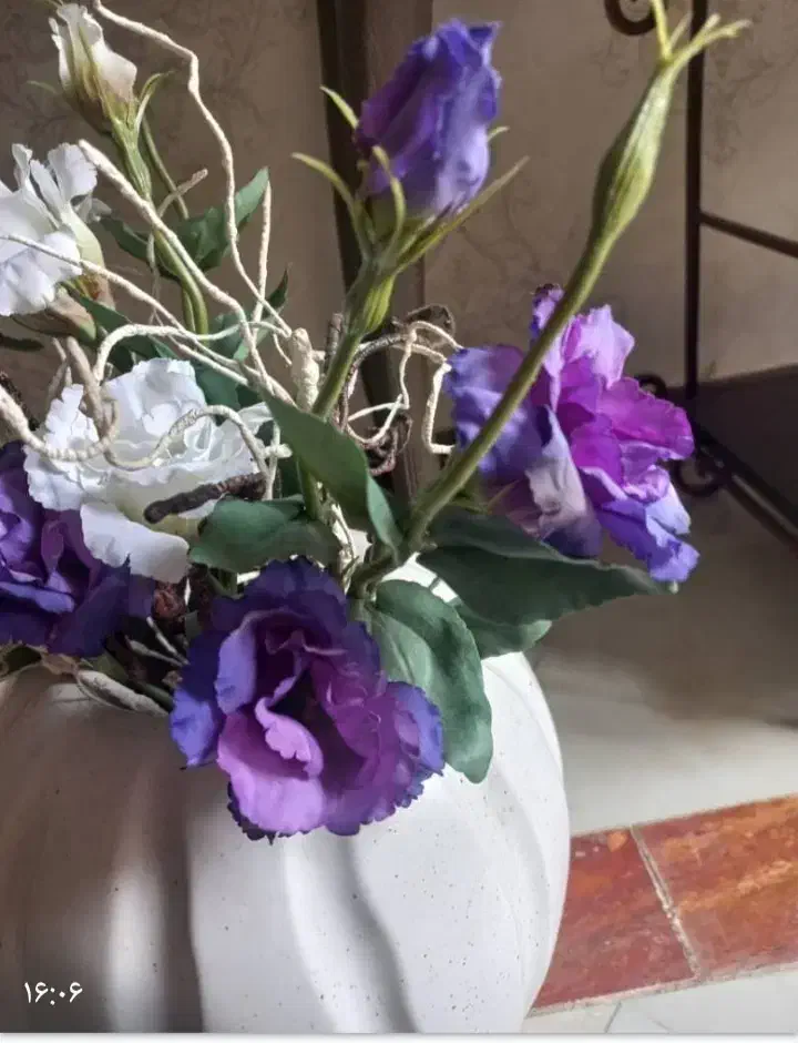 گلدان ایتالیایی همراه با گل‌های زیبا|گل مصنوعی|ملک‌آباد, |دیوار