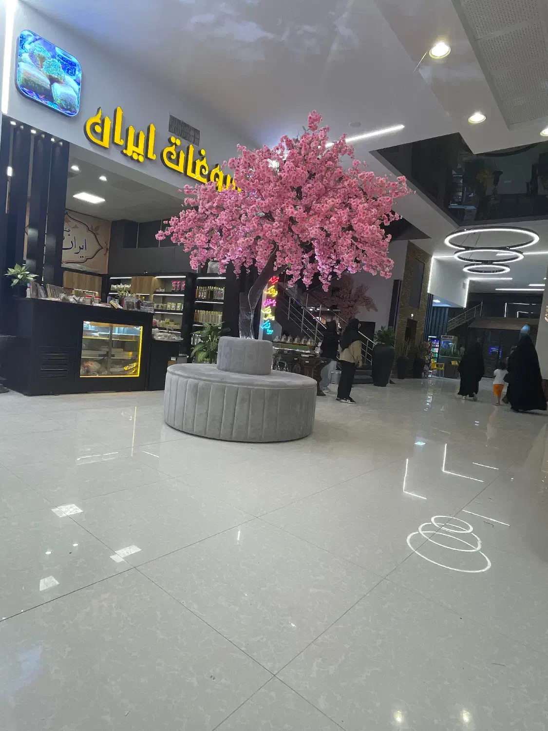 فروشنده و پرسنل خانم|استخدام خدمات فروشگاه و رستوران|قم, آزادگان|دیوار