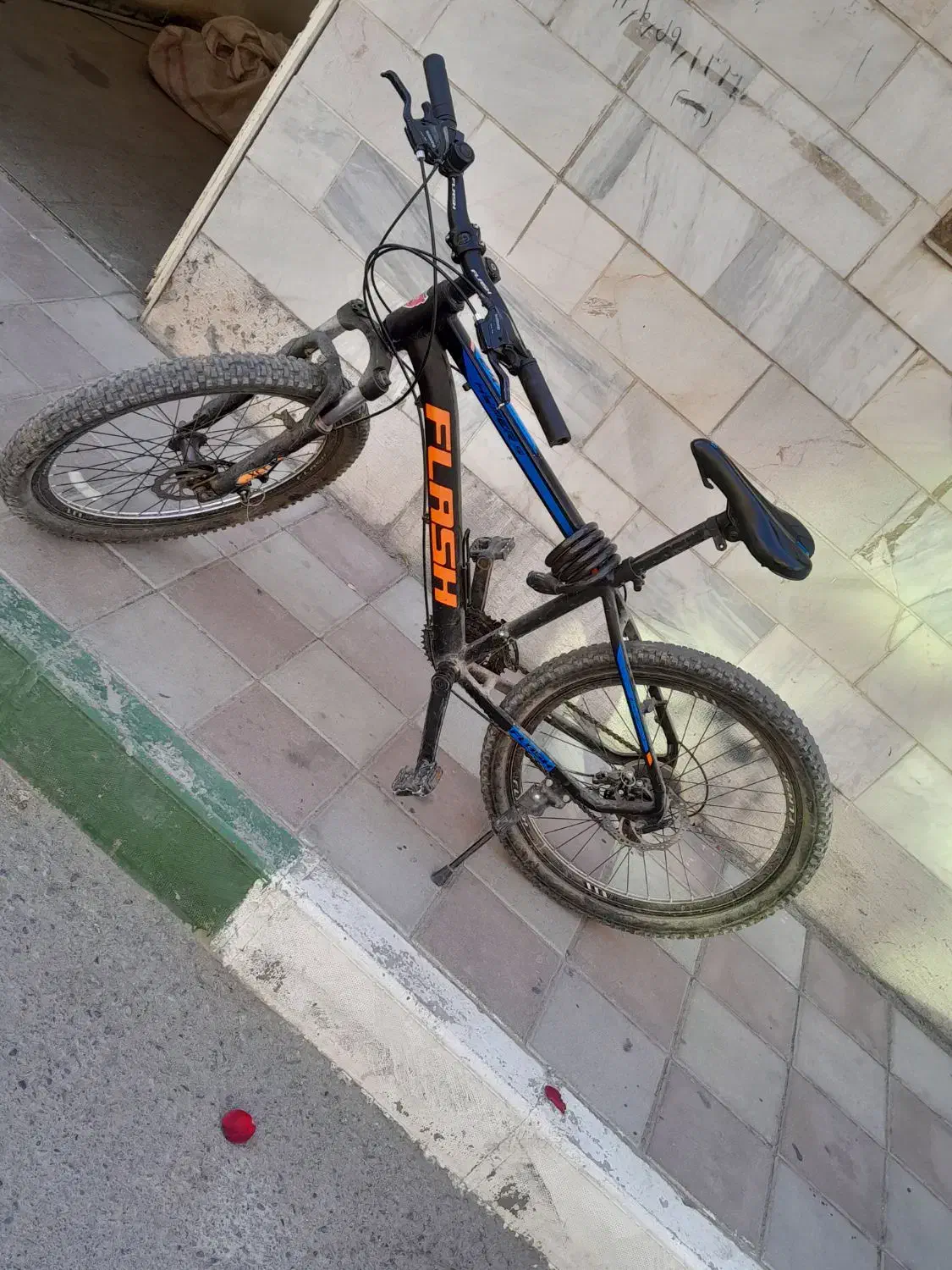 دوچرخه|دوچرخه، اسکیت، اسکوتر|آفتاب, |دیوار