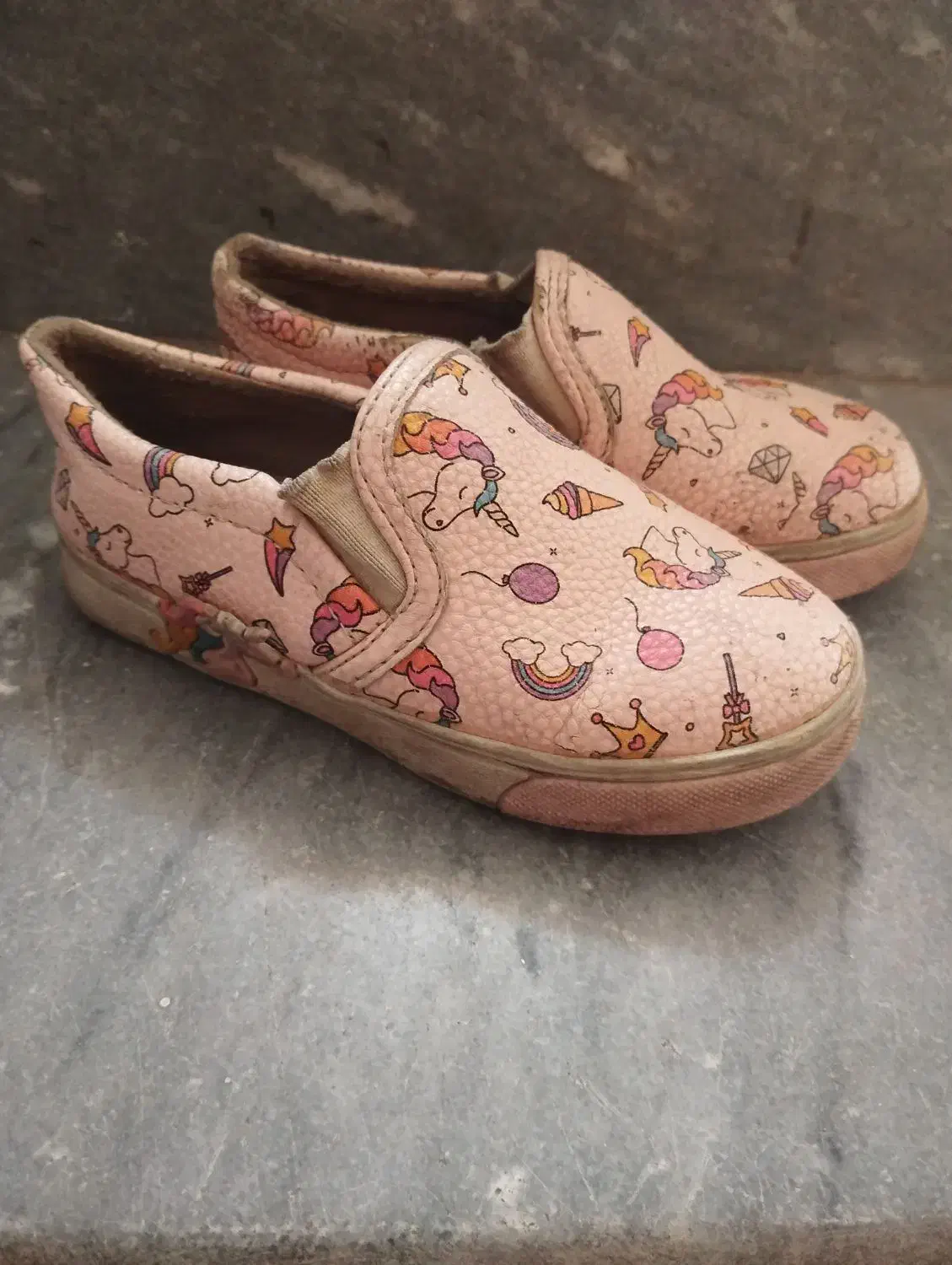 تعدادی کفش و لباس بچگانه|کفش و لباس بچه|شیراز, شهرک سراج|دیوار