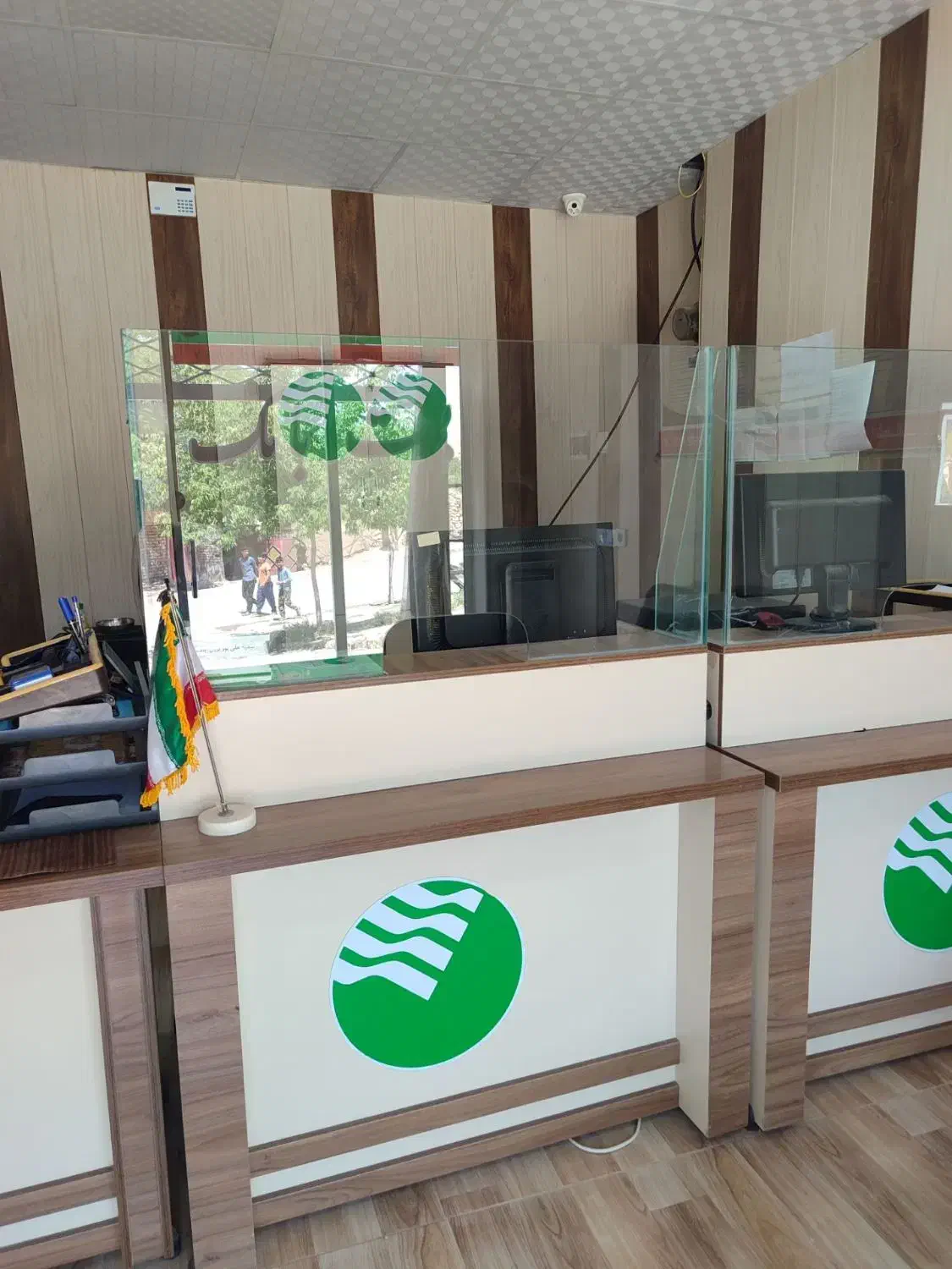 دو عدد میز کانتر با شیشه .|مبلمان اداری|شیروان (خراسان), |دیوار