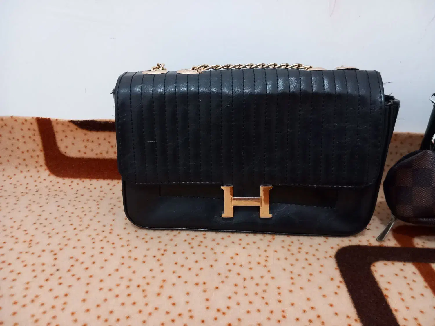 کیف|کیف، کفش، کمربند|میانه, |دیوار