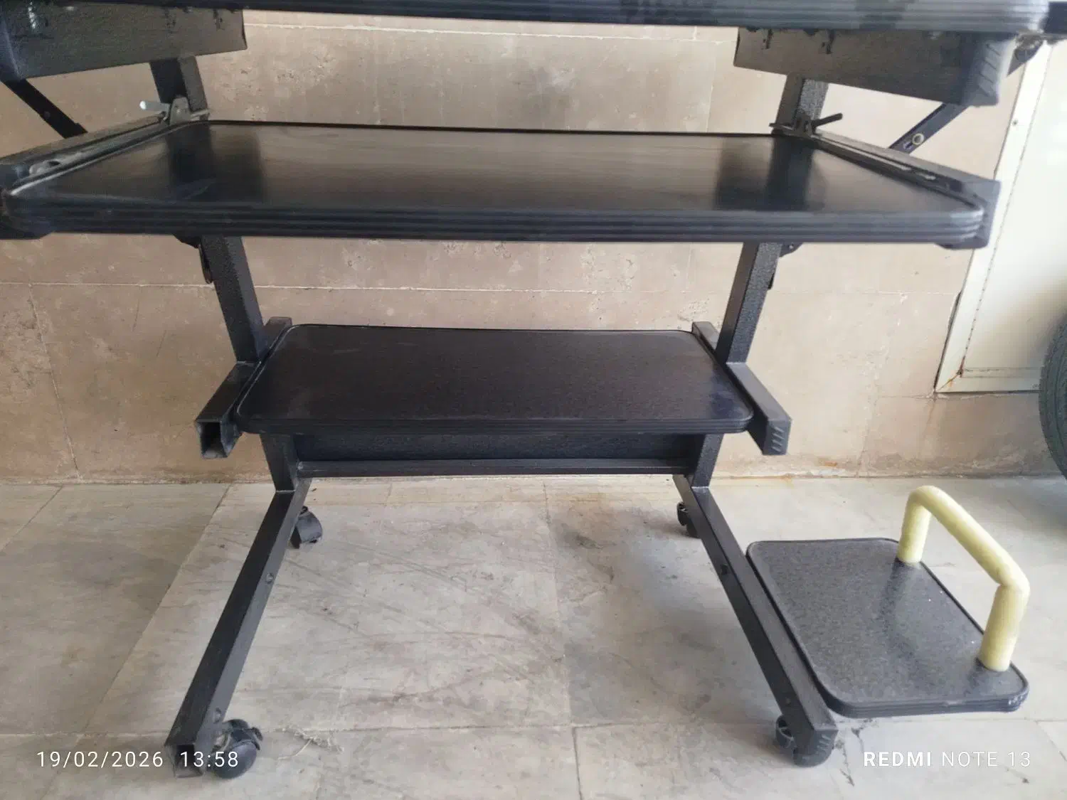 یک میز|میز تحریر و کامپیوتر|قم, نیروگاه|دیوار