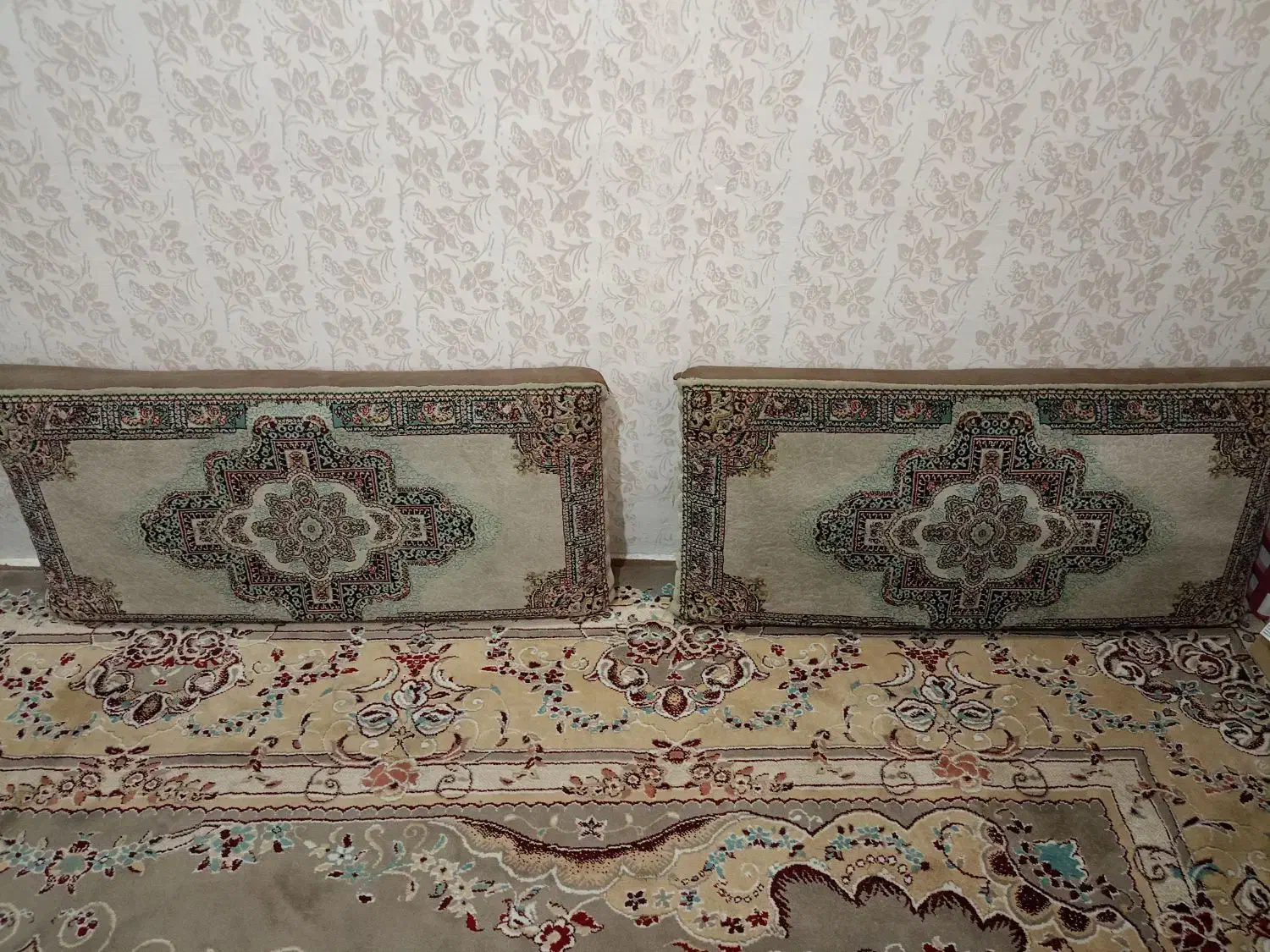 یک جفت پشتی رنگ کرم|پشتی|مشهد, کارمندان دوم|دیوار