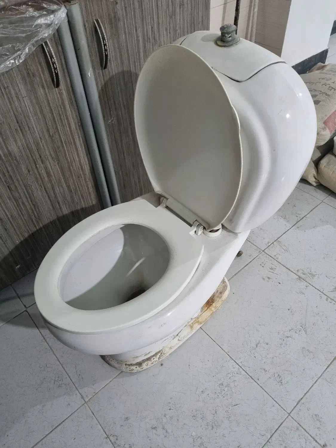 توالت فرنگی و روشویی و درب چوبی اتاق|لوازم سرویس بهداشتی|رشت, فلسطین|دیوار