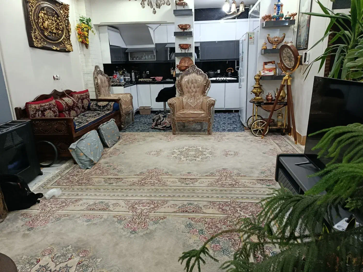 مبل سلطنتی ۷ نفره کلاسیک شیک در حد به همراه کاور|مبلمان خانگی و میز عسلی|شاهینشهر, نبوت|دیوار