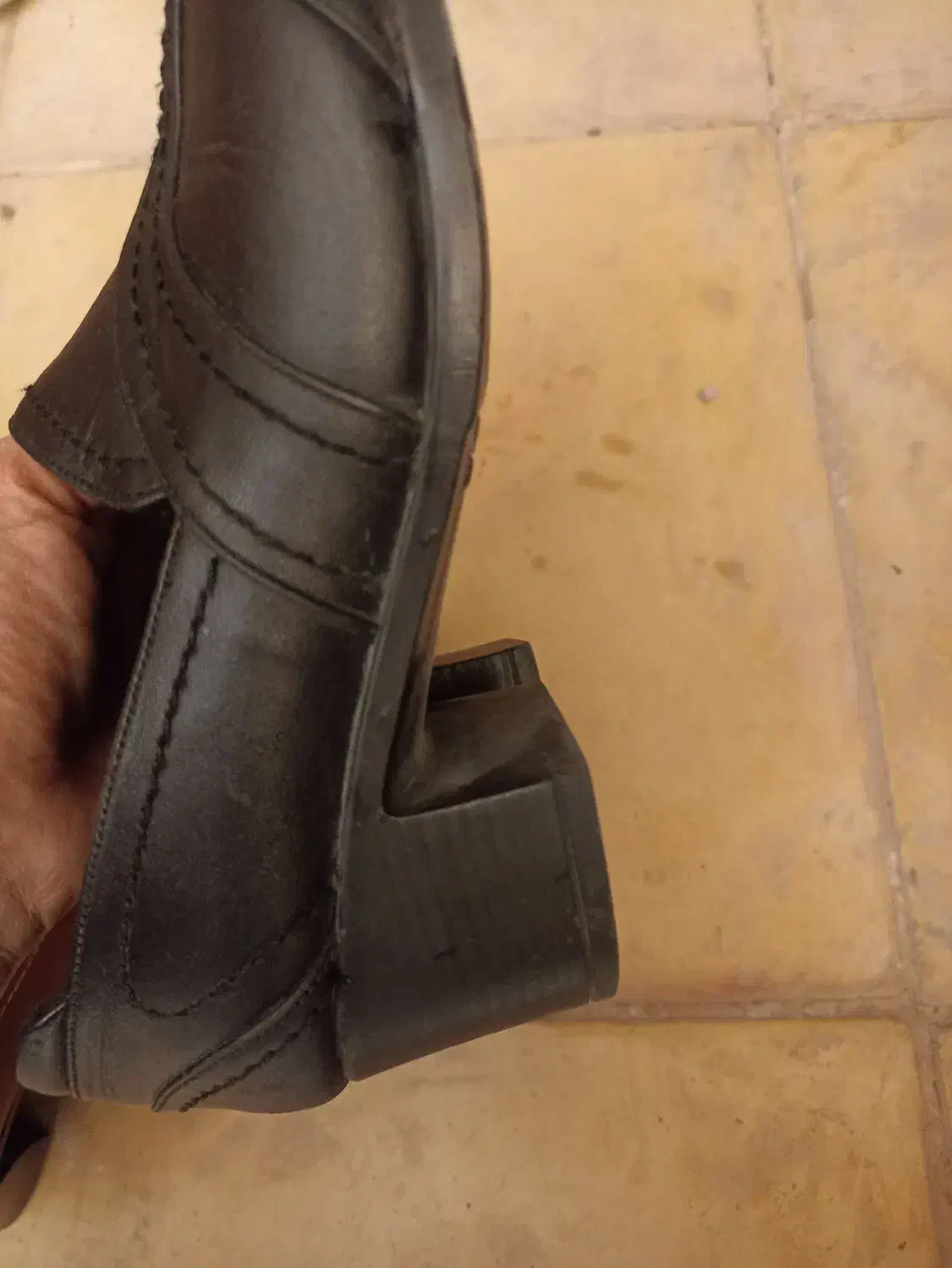 کفش|کیف، کفش، کمربند|کاشان, میدانگاه آقا|دیوار