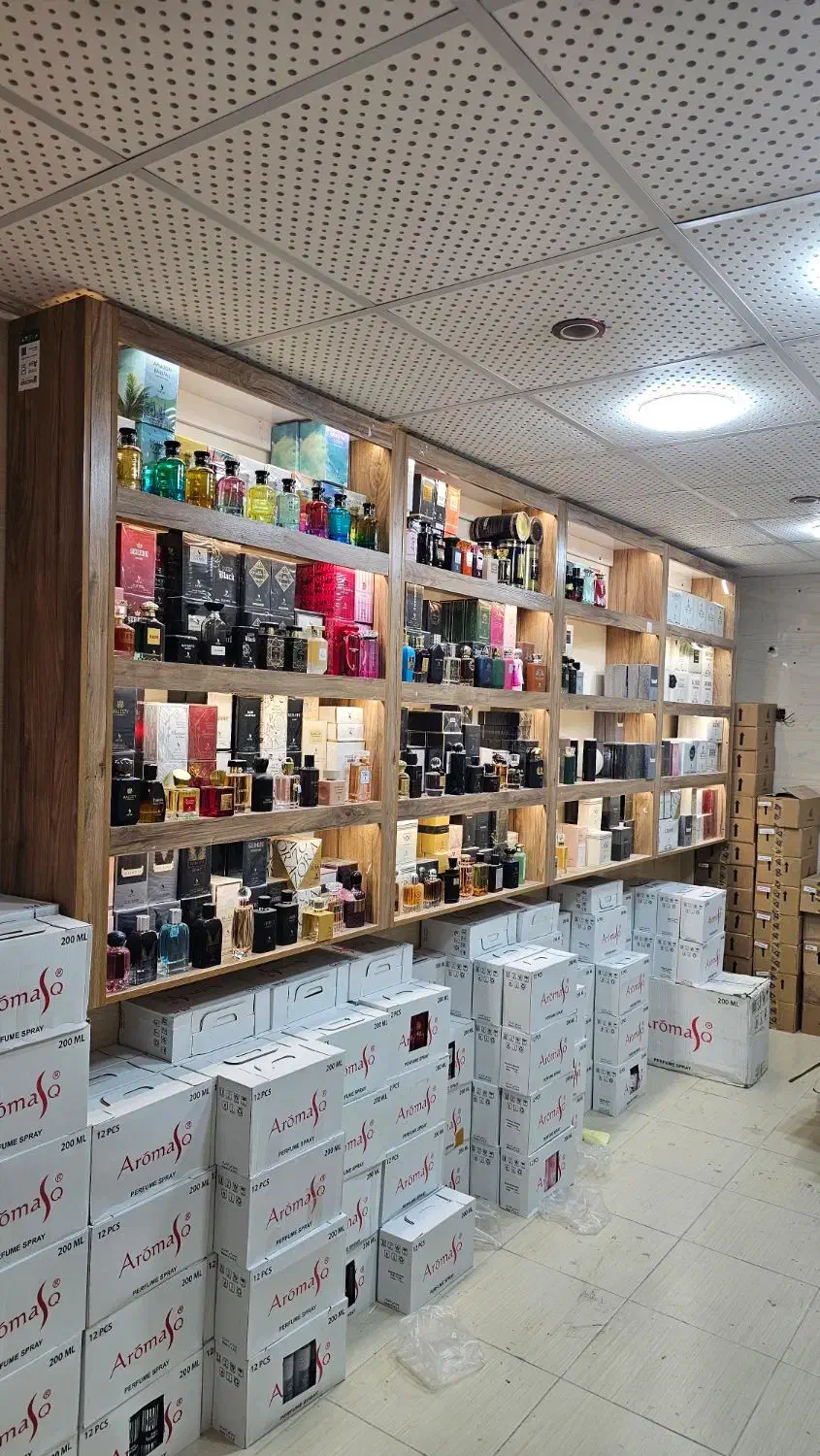 ویترین چوبی با چراغ|فروشگاه و مغازه|بندر گناوه, |دیوار