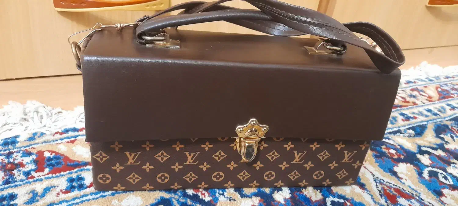 کیف مجلسی|کیف، کفش، کمربند|رشت, حمیدیان|دیوار