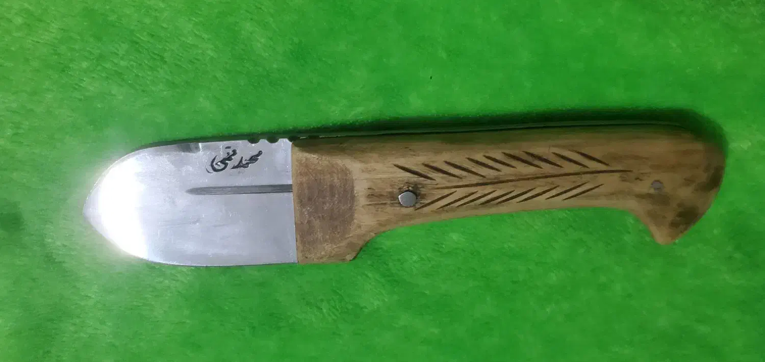 چاقو ممد قمی|کلکسیون اشیاء عتیقه|رباط‌کریم, رباط‌کریم|دیوار