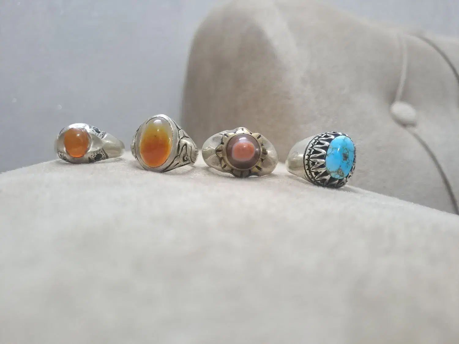 چهار عدد انگشتر|کلکسیون اشیاء عتیقه|اندیشه, اندیشه فاز ۱|دیوار