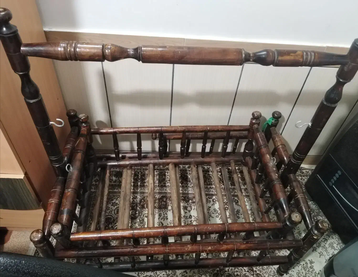 گهواره چوبی و یک چوب لباسی بچه گانه|تخت و سرویس خواب|کازرون, |دیوار