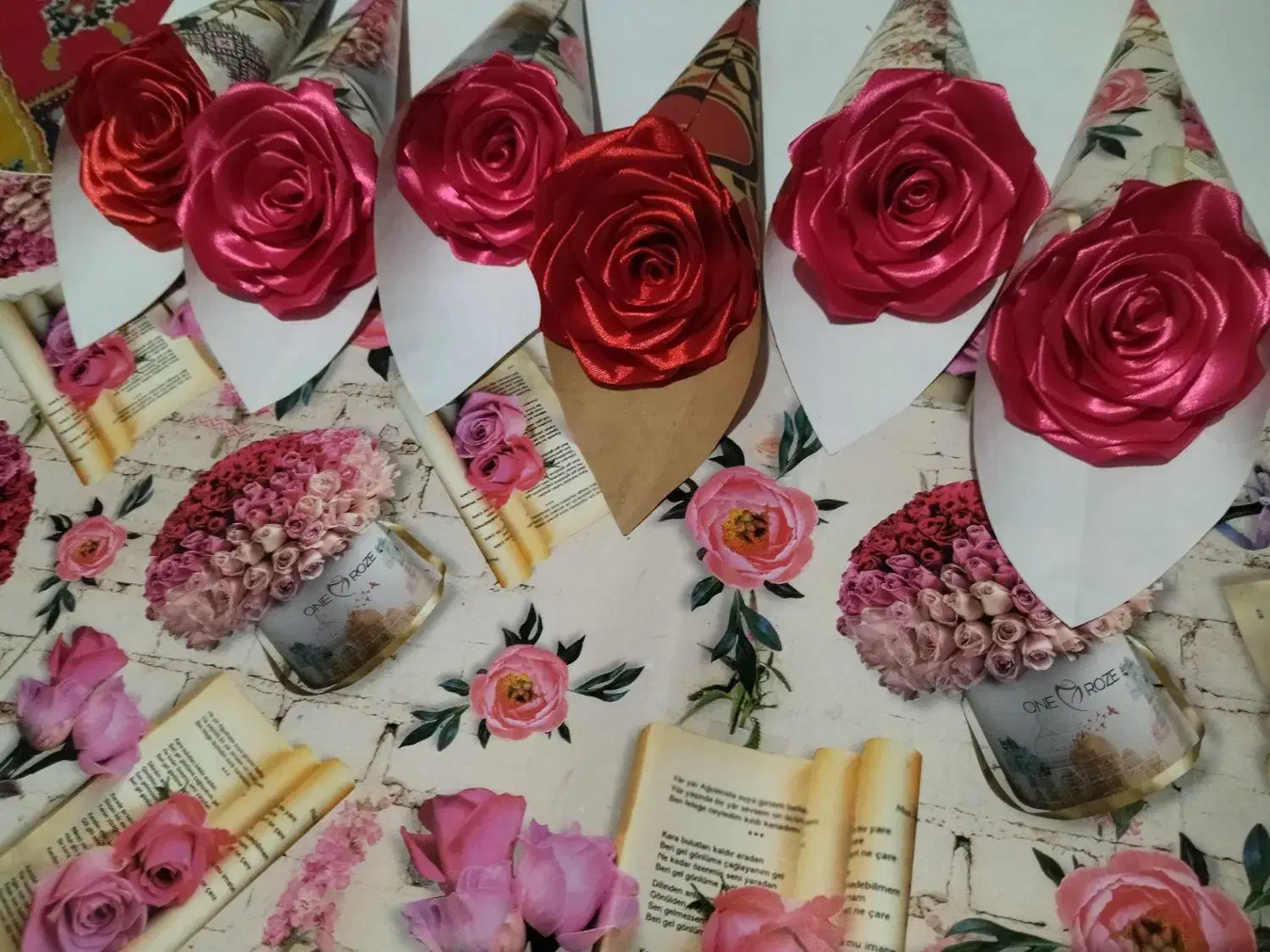 شاخه گل روز (زن)|گل مصنوعی|بروجرد, |دیوار