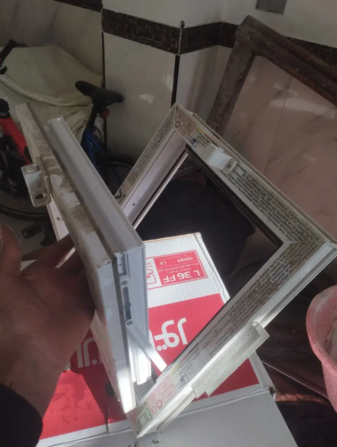 پنجره حمام با مخزن آب|مصالح و تجهیزات ساختمان|ویلکیج, |دیوار