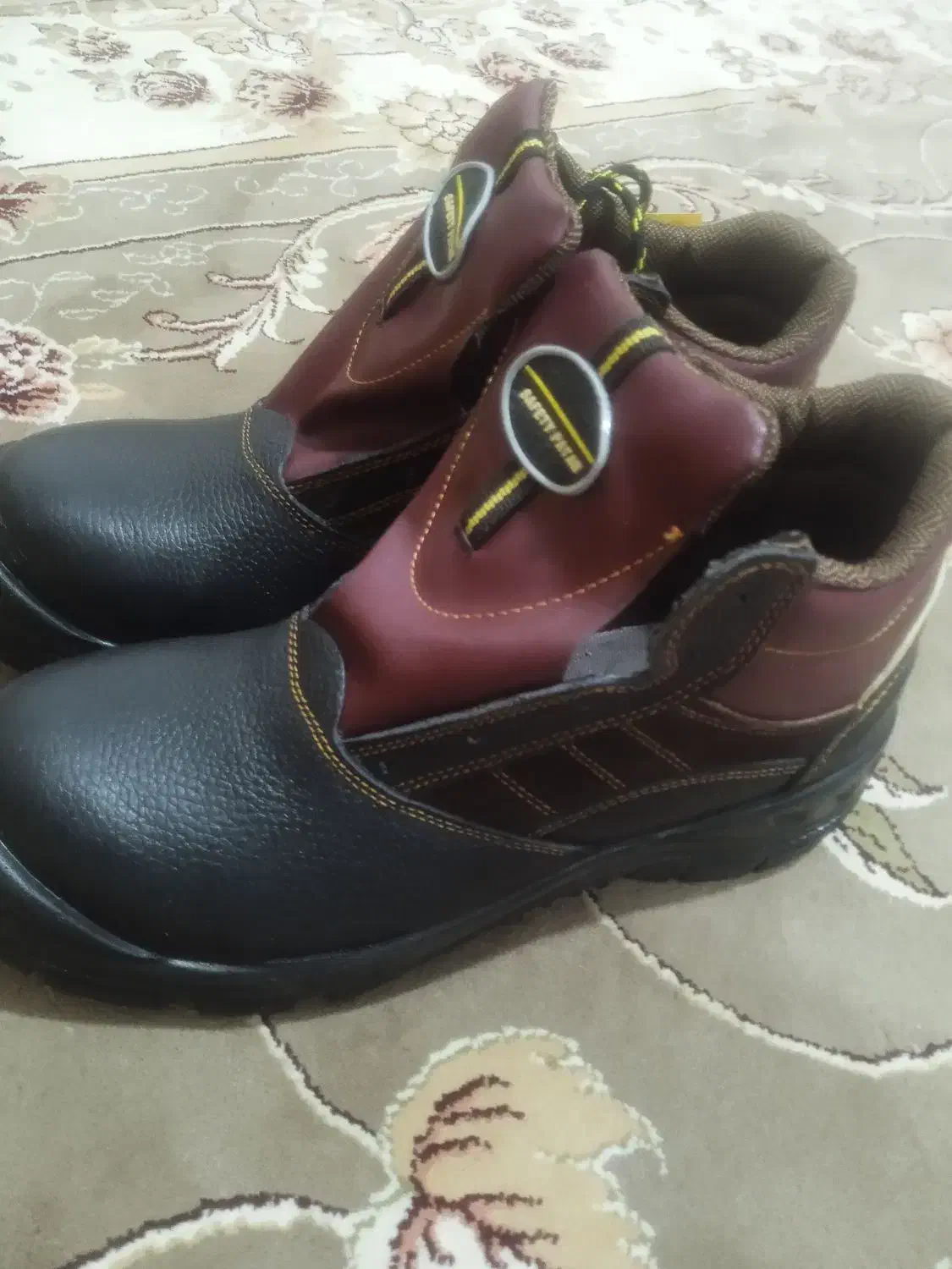 پوتین|کیف، کفش، کمربند|قروه, |دیوار