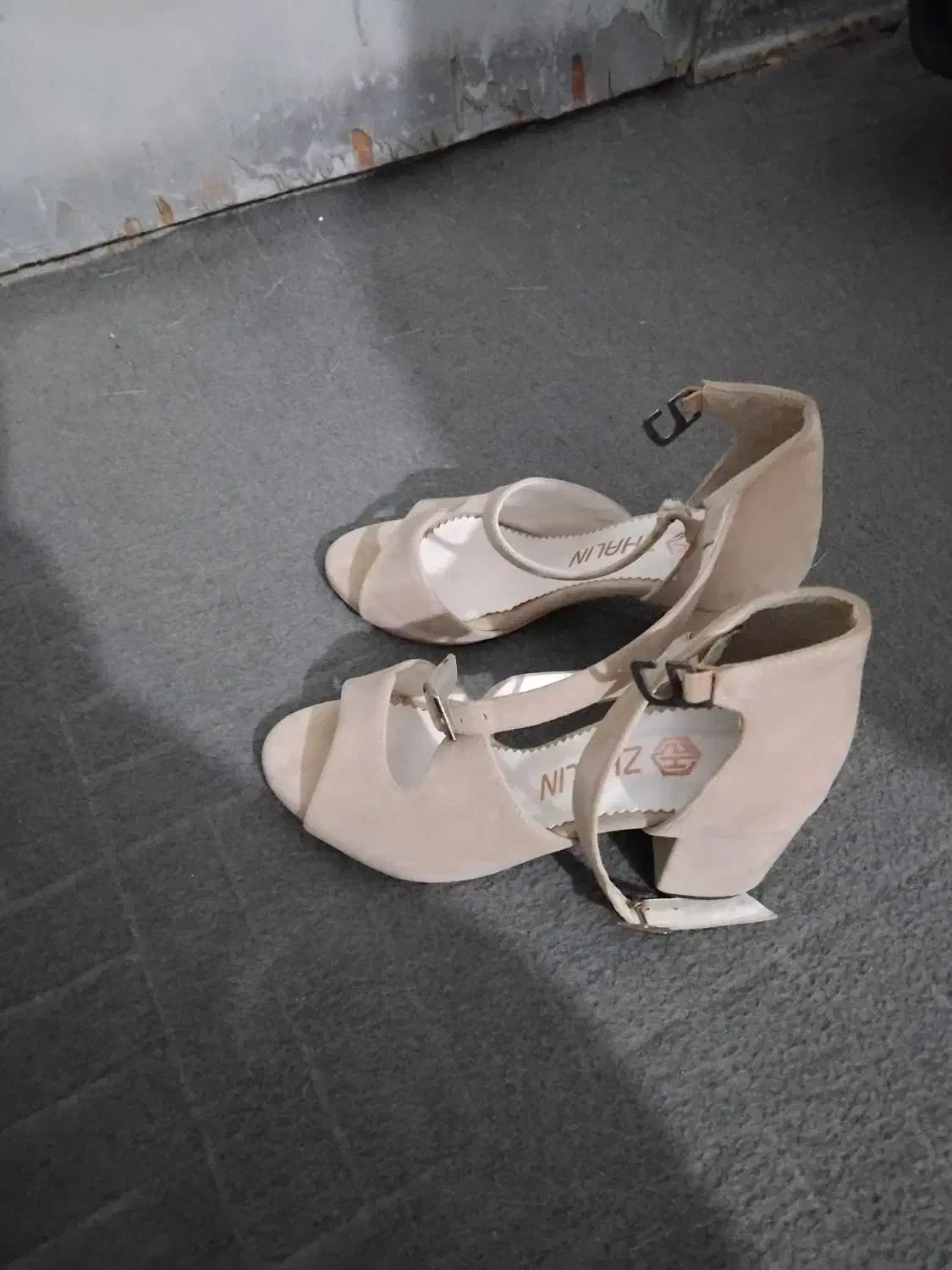 کفش|کیف، کفش، کمربند|خاش, |دیوار