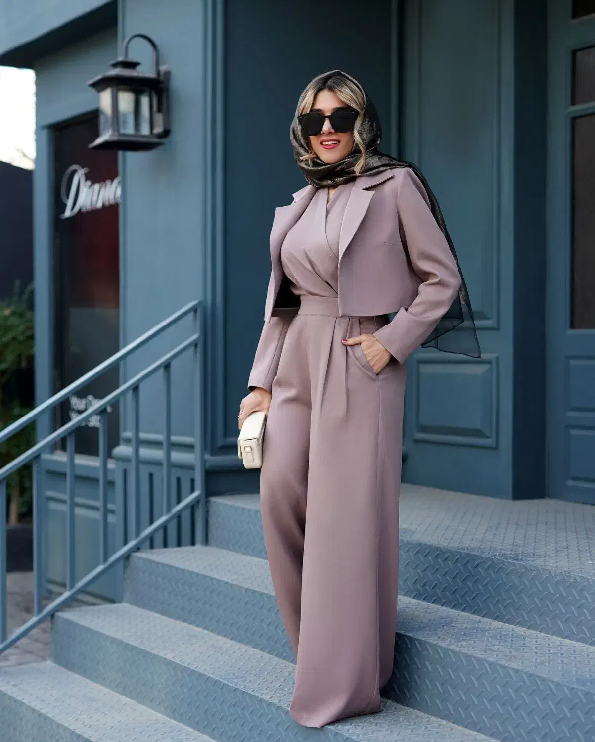 لباس زنانه|لباس|رباطکریم, رباطکریم|دیوار