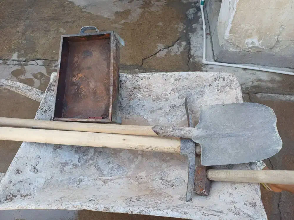 بیل و کلنگ و پوک و منقل|ابزارآلات|مسجد سلیمان, |دیوار