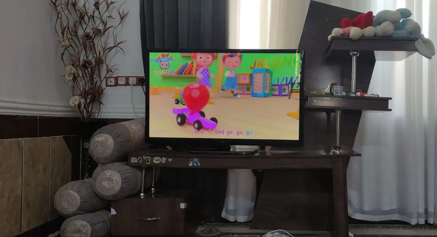 زیر تلوزیون تمام ام دی اف با دوتا گلدون با گل|میز تلویزیون|دهدشت, |دیوار