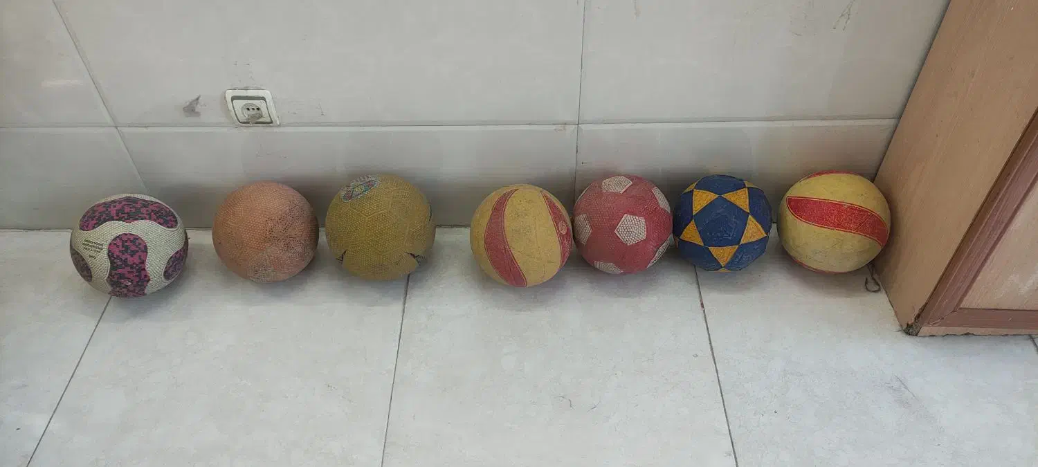 تعدادی توپ والیبال و فوتبال|ورزش‌های توپی|بروجرد, |دیوار