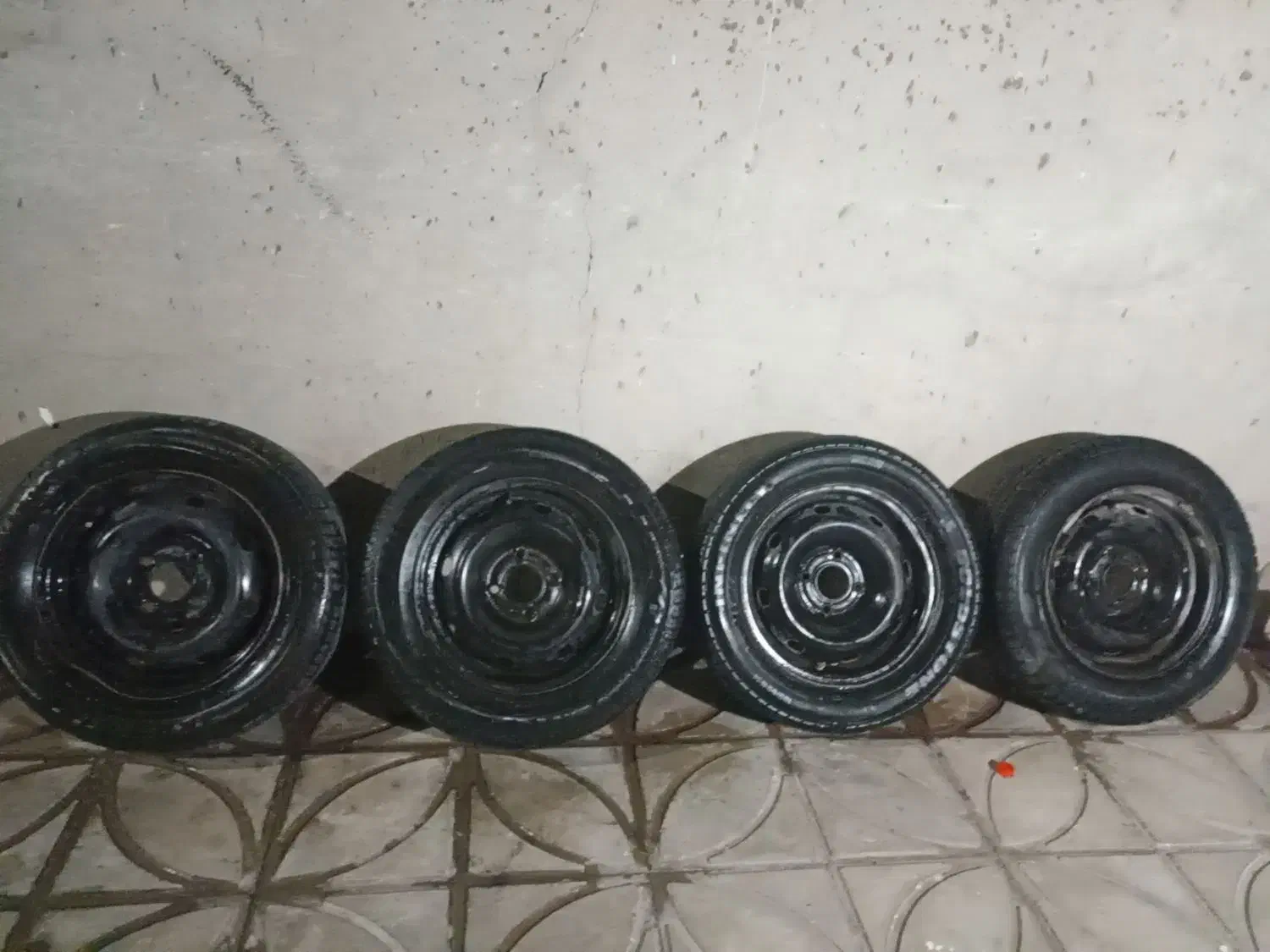 رینگ لاستیک ماشین|قطعات یدکی و لوازم جانبی|بم, |دیوار