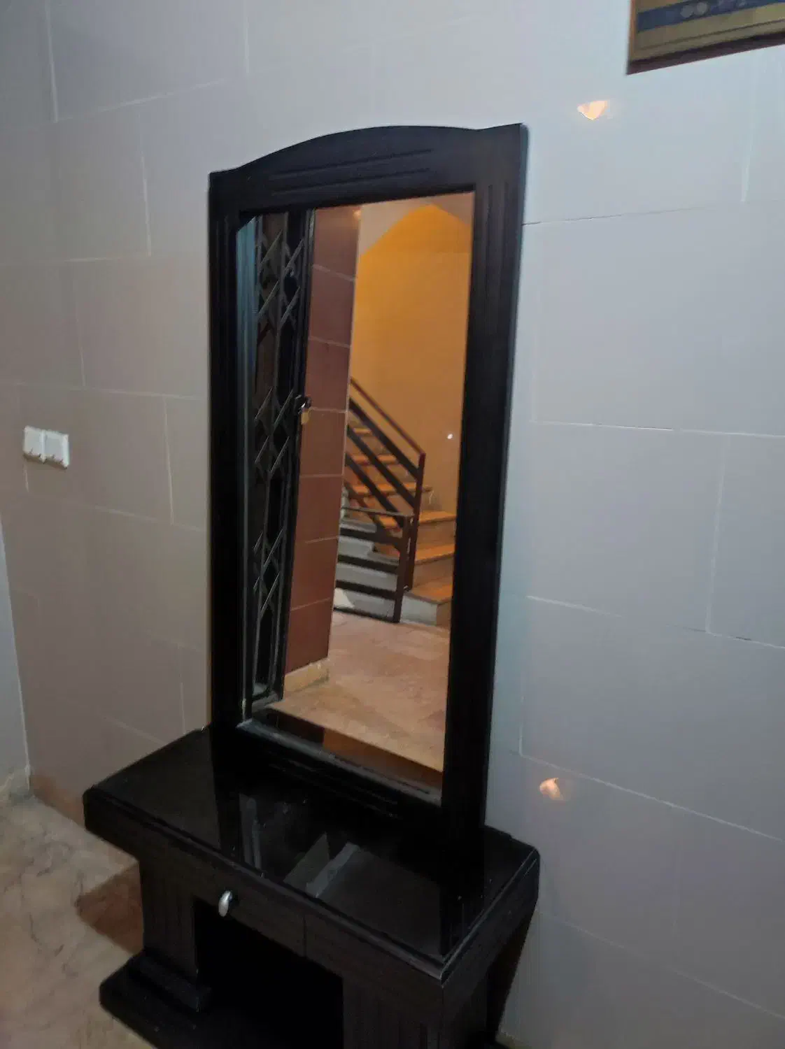 آینه|آینه|تهران, سنائی|دیوار