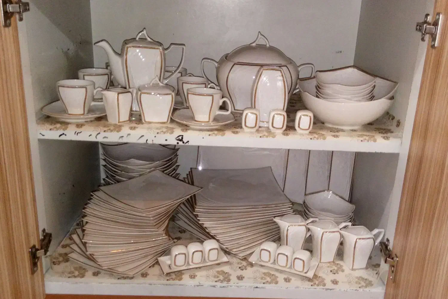 سرویس چینی ۱۸نفره مربع|ظروف سرو و پذیرایی|قرچک, میرزائی شمالی|دیوار