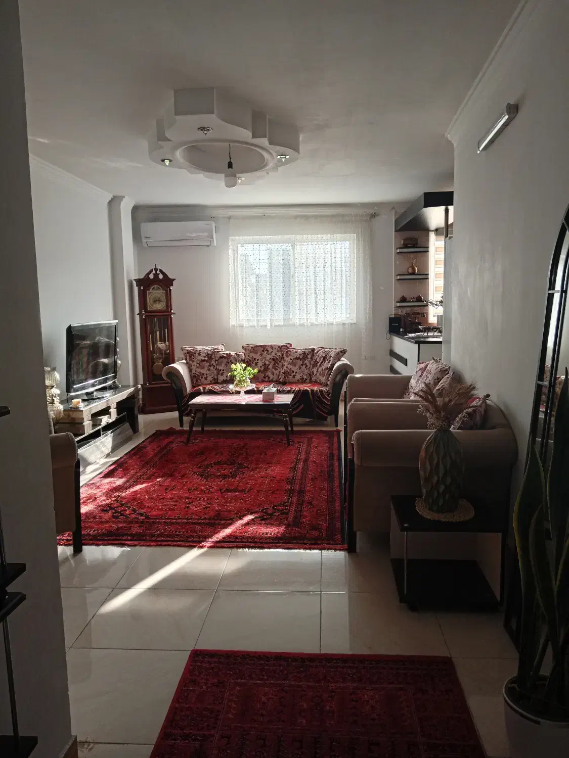 مبل 7 نفره کرم رنگ با کوسن های گل دار|مبلمان خانگی و میز عسلی|قائم‌شهر, |دیوار