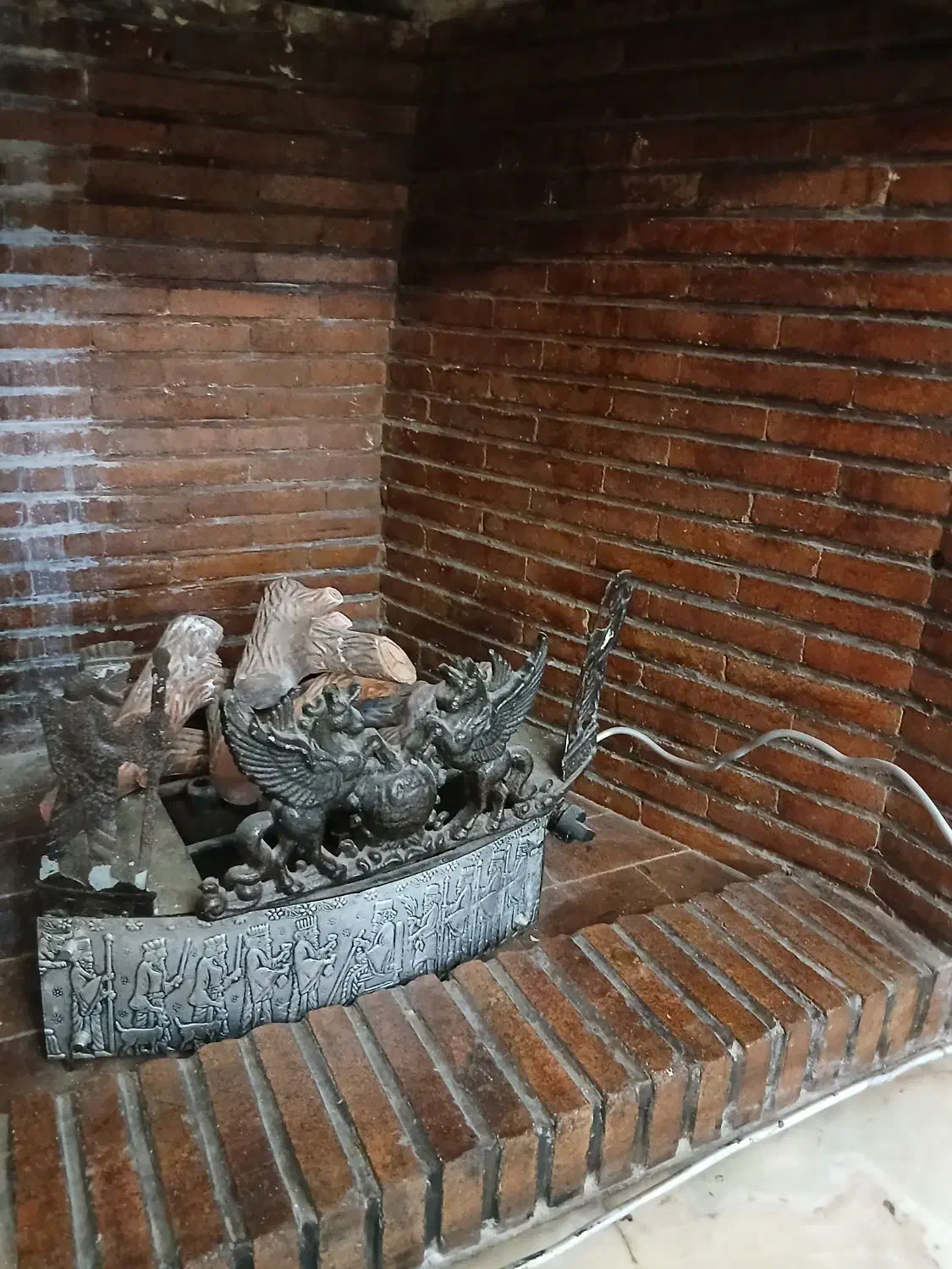 شومینه با اجاق و ترموکوبل سالم و آجر های چوب نما|بخاری، هیتر، شومینه|تهران, حکیمیه|دیوار