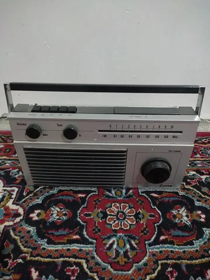 رادیو سوئیسی|کلکسیون اشیاء عتیقه|تربت جام, نظامی|دیوار