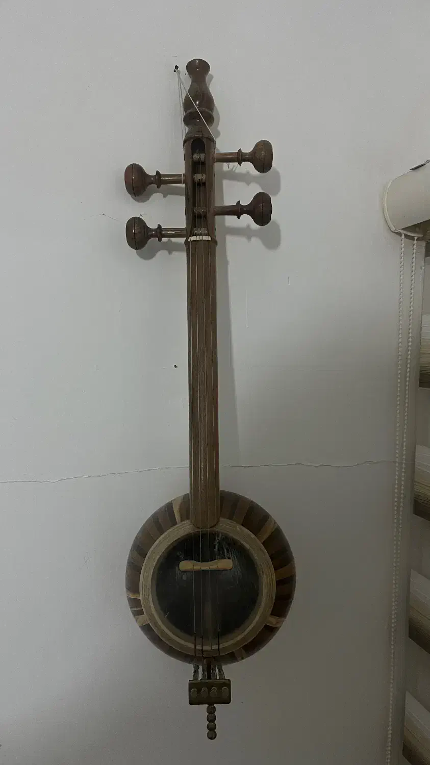 کمانچه|سازهای سنتی|نمین, |دیوار