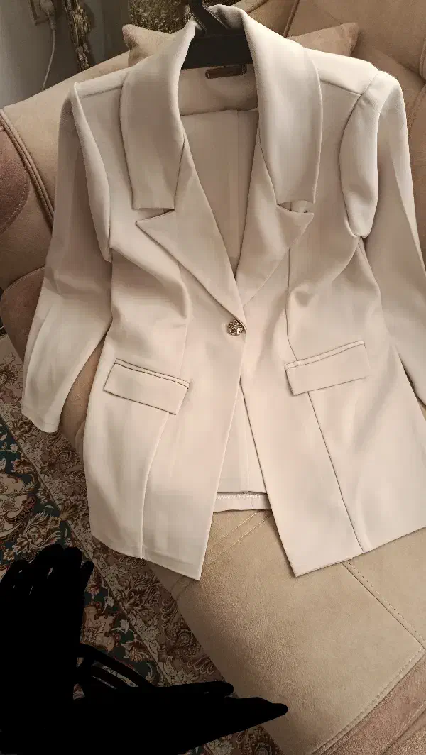 گلدان برنجی و کت و شلوار لباس|صنایع دستی و سایر لوازم تزئینی|تهران, سیمای ایران|دیوار