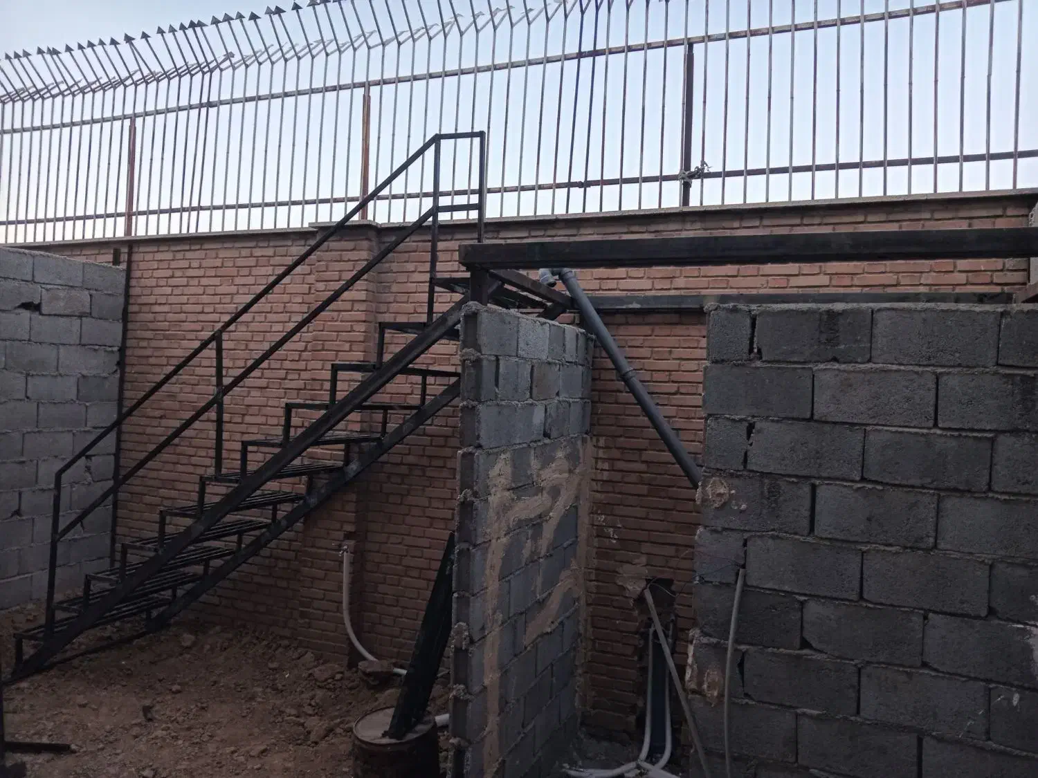 اجرای انواع سقف شیروانی و اسکلت و اهنگری|خدمات پیشه و مهارت|ملارد, |دیوار