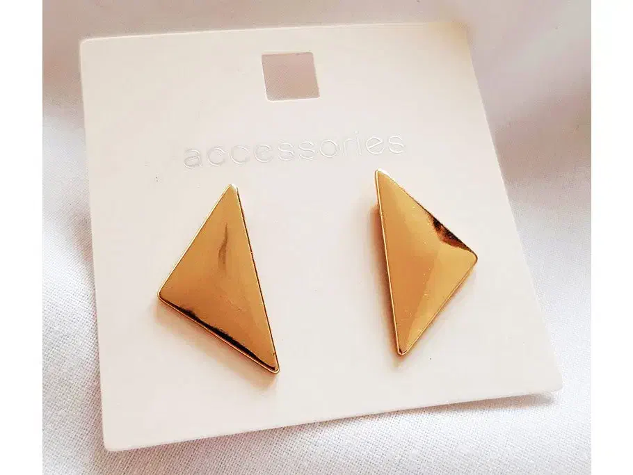 گوشواره میخی تکی مثلث طلایی مینیمال|بدلیجات|زاهدان, |دیوار