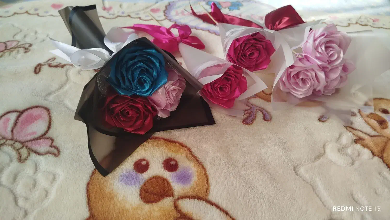 دسته گل و تک شاخه گل رز روبانی|گل مصنوعی|مراغه, |دیوار