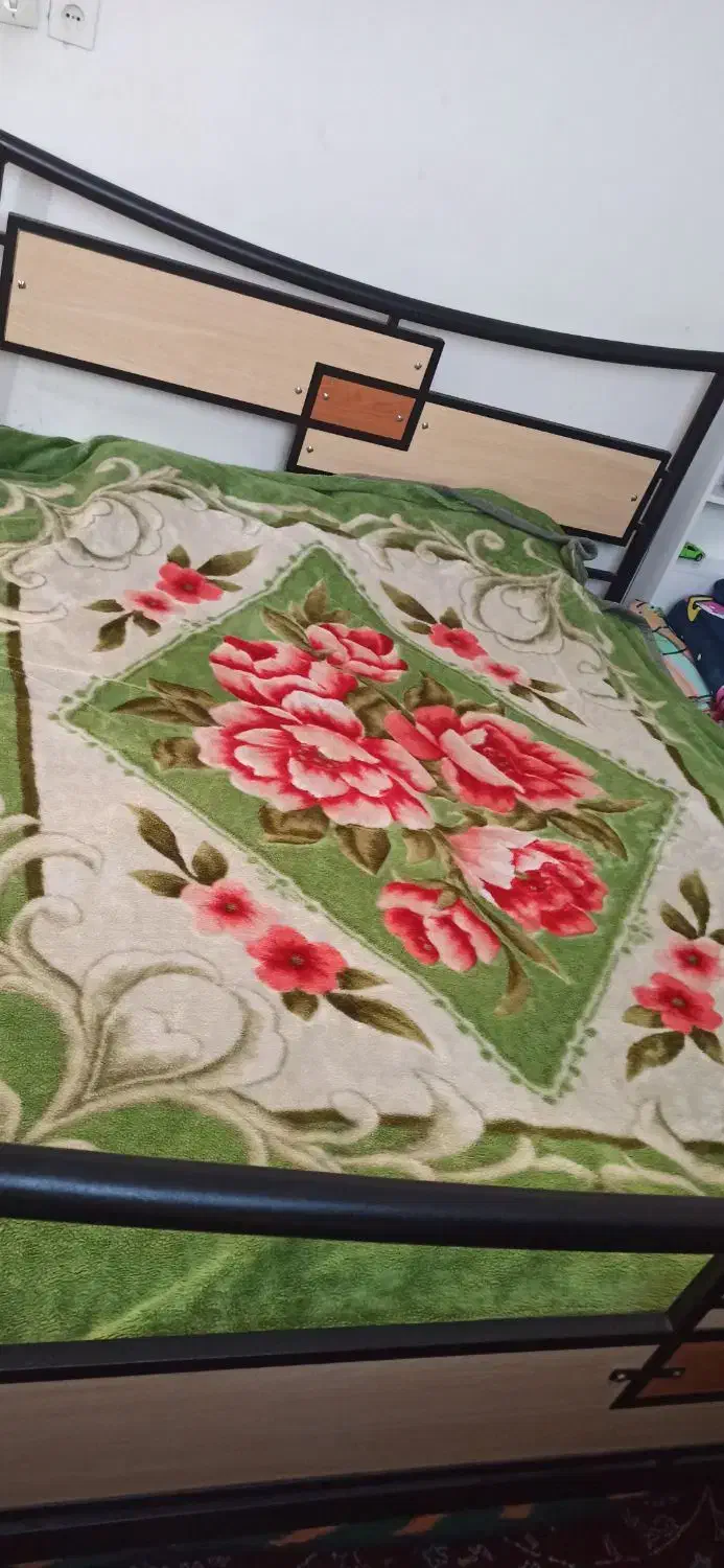 تخت خواب دونفره و میز آرایش|تخت و سرویس خواب|لنجان, |دیوار