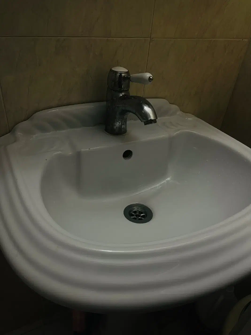 روشویی و آینه در حد نو|لوازم سرویس بهداشتی|فلاورجان, |دیوار