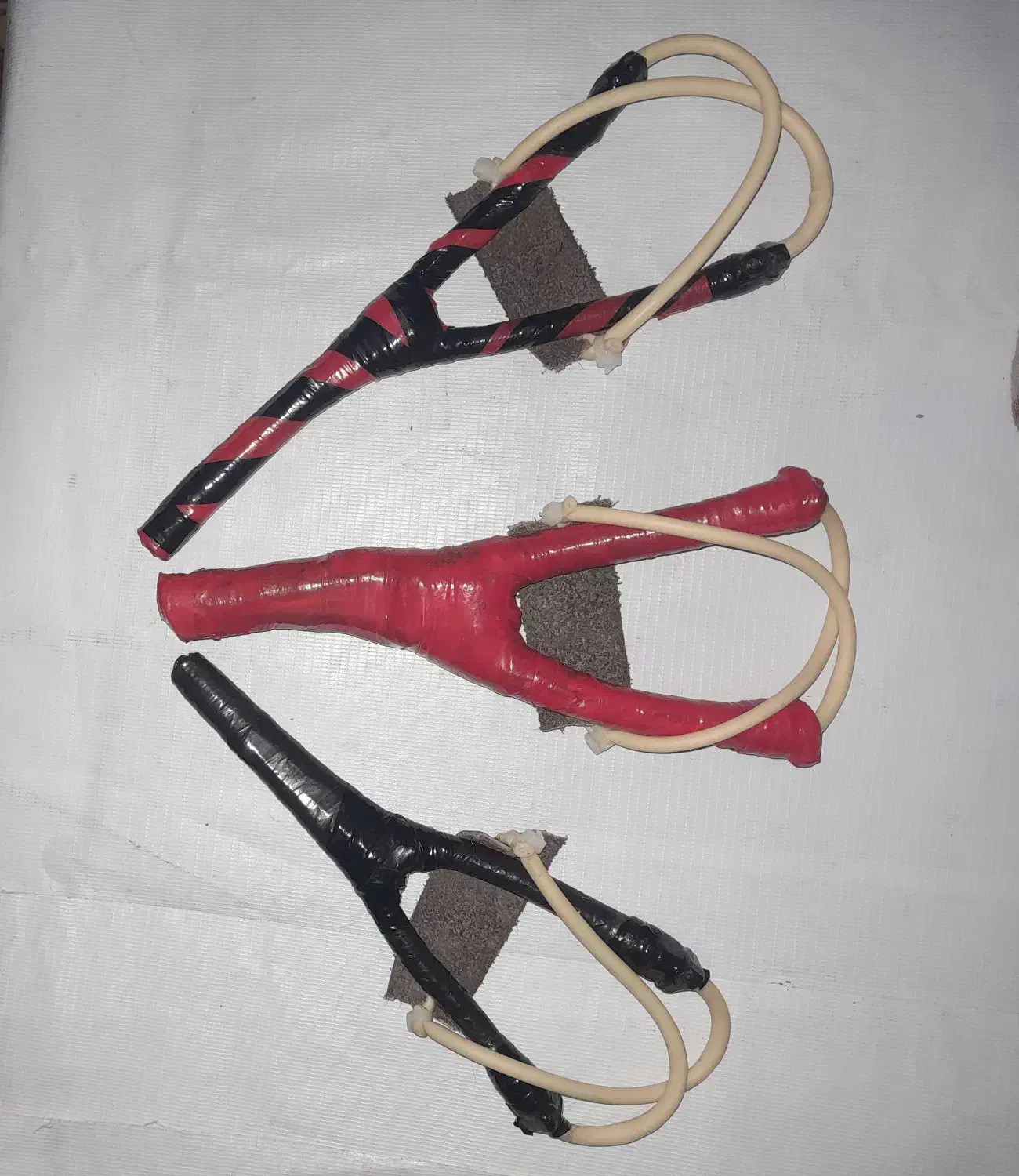 تیروکمان چوبی و ساچمه آهنی موجود است|تجهیزات ورزشی|شیراز, سعدیه شمالی|دیوار