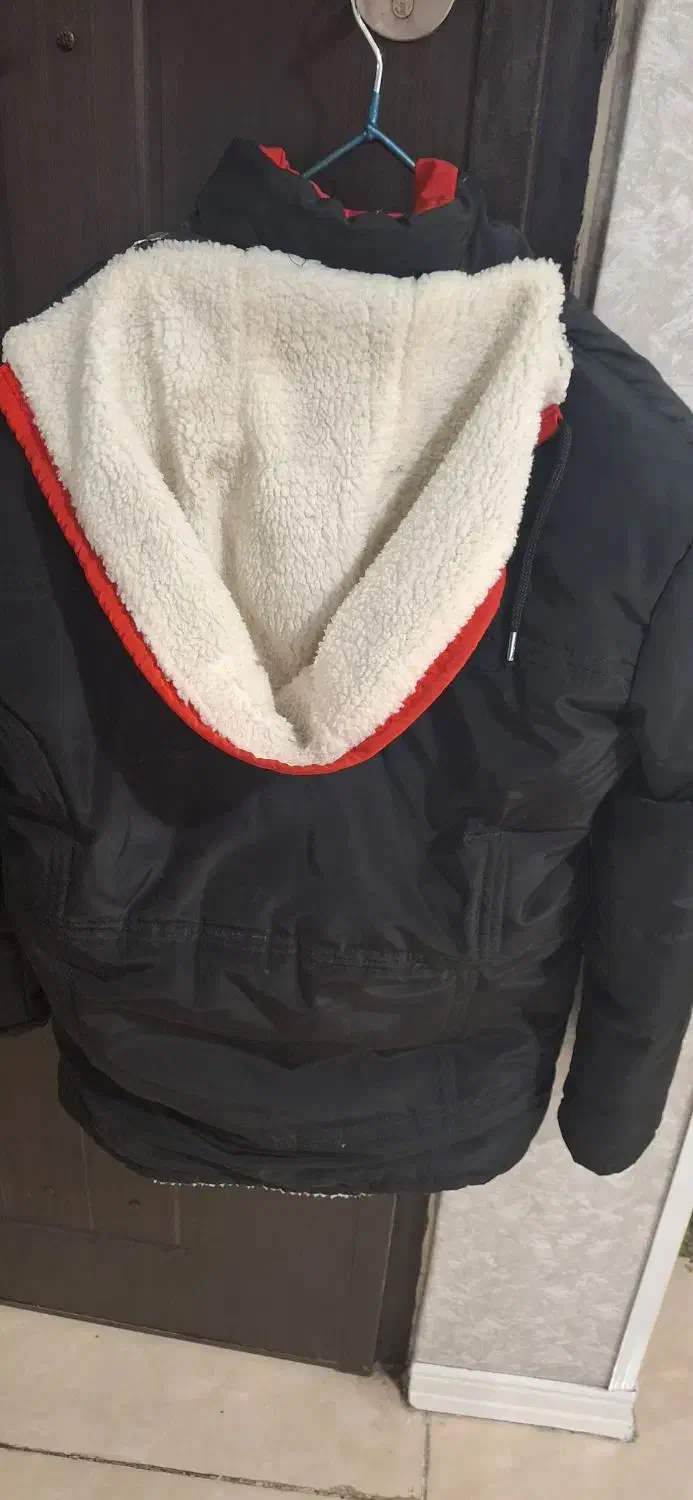 کاپشن|لباس|اهواز, کوی باهنر|دیوار