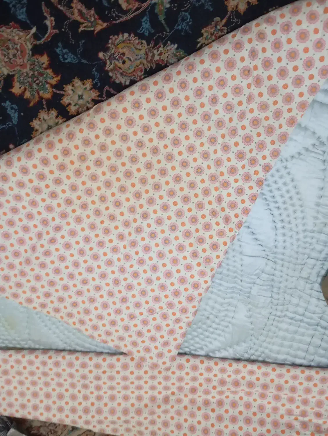 لحاف|رختخواب، بالش، پتو|کاشان, کلنگه|دیوار