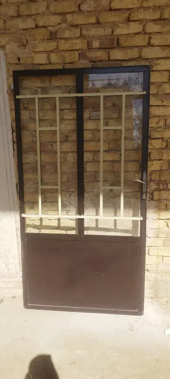 درب و پنجره فروشی بسیار تمیز|مصالح و تجهیزات ساختمان|قنوات, |دیوار