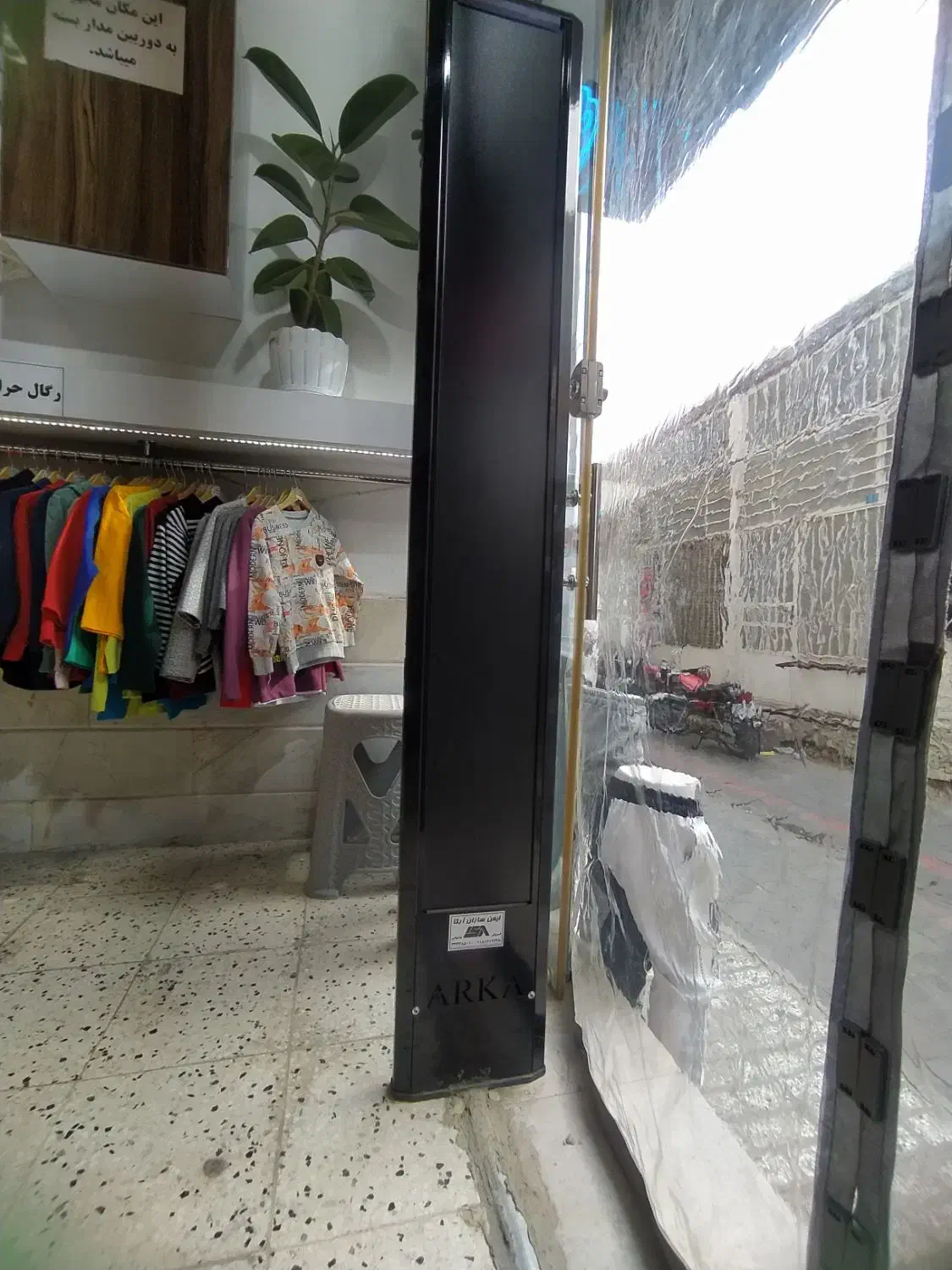 تعدادی تگ و دستگاه همراه چوب لباسی زنانه و بچگانه|عمدهفروشی|تربتحیدریه, کوه سنگی|دیوار