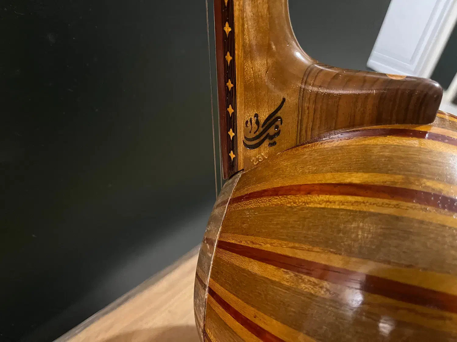 کمانچه ۸۰ ترک حرفه‌ایِ نیک‌ذات. چوب توت و گردو|سازهای سنتی|تهران, فلسطین (میدان انقلاب)|دیوار