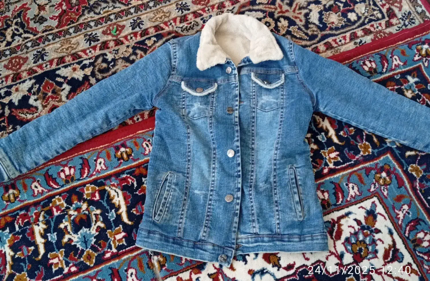 کت لی|لباس|کبودرآهنگ, |دیوار