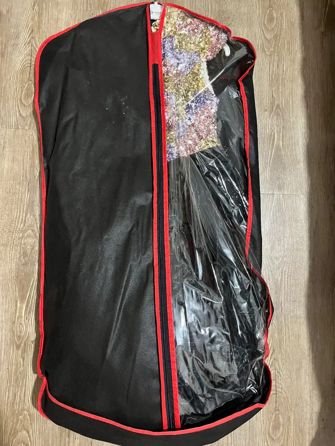 لباس مجلسی|لباس|شاهین‌شهر, حافظ جنوبی|دیوار