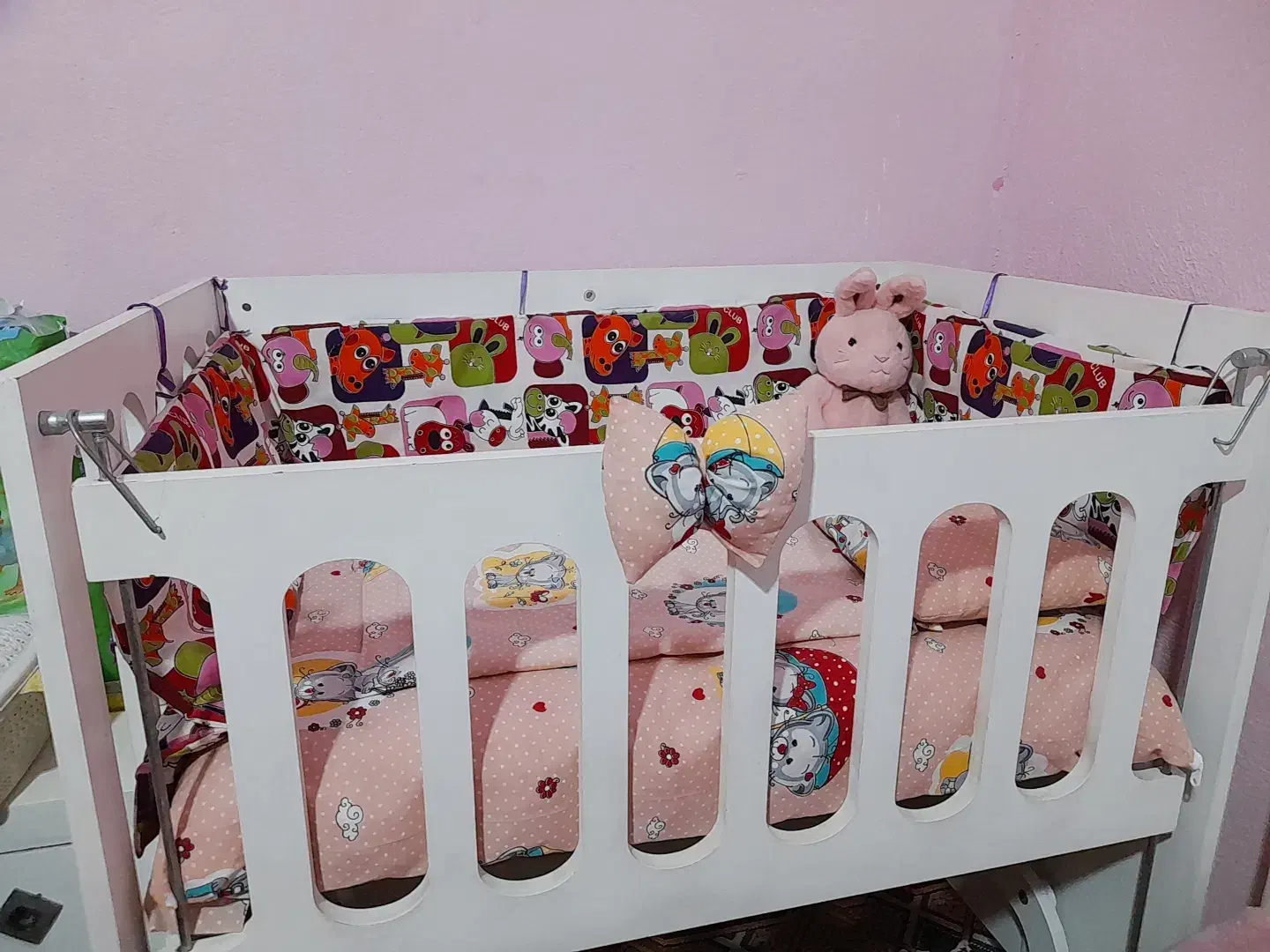 تخت نوزاد کنار تخت مادروگهواره|تخت و صندلی بچه|کرمان, |دیوار