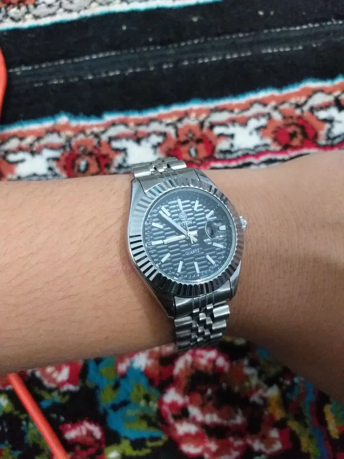 اصل|ساعت|مشهد, طبرسی شمالی|دیوار